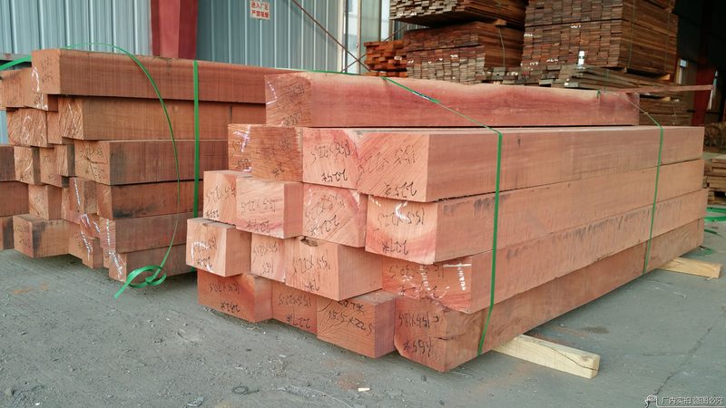 锁扣地板防潮性能解析：与瓷砖的对比分析